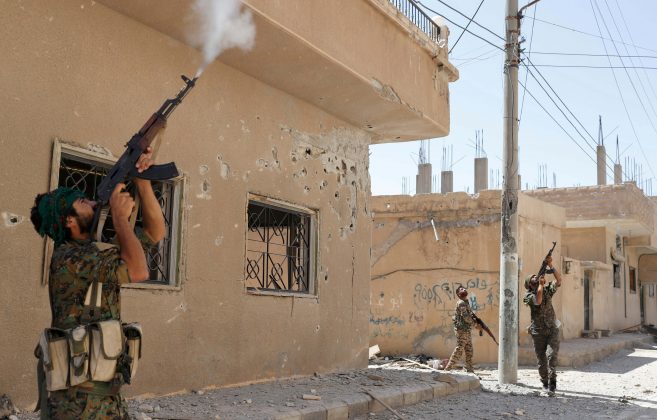 Kurdai taikosi į ISIS kontroliuojamą droną. -- Scanpix