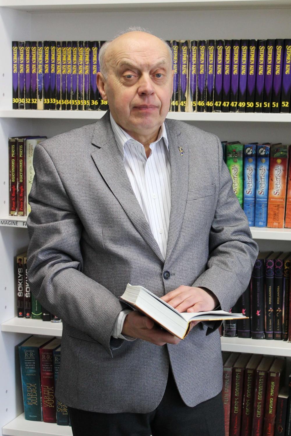 Advokatas J. Nekrašius laisvalaikį mėgsta praleisti su knyga. -- I. Slavonskytės nuotr.