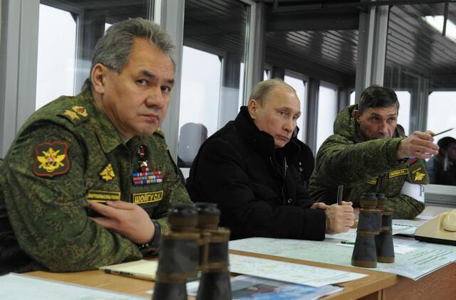 Sergejus Šoigu (kairėje) ir Vladimiras Putinas --