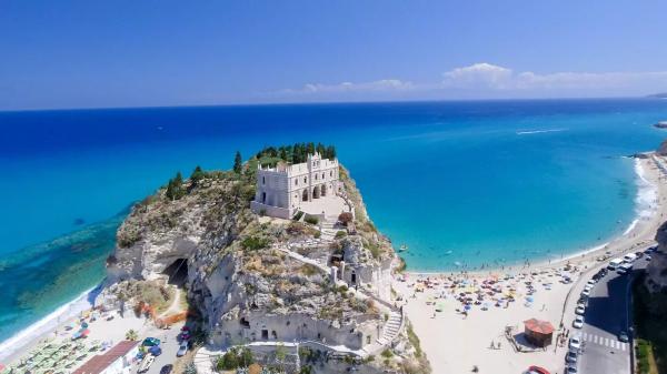 Vacanze in Calabria – perché non solo gli italiani scelgono questa regione, ma anche le celebrità del mondo?.  Alfa.lt