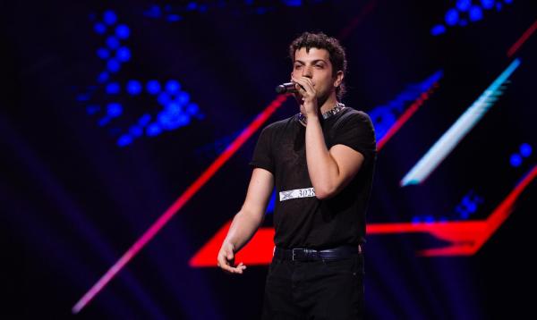 Sul palco di X Factor c’è un rapper che ha impressionato i giudici, un italiano di talento e volti famosi.  Alfa.lt