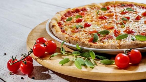 Pizza fatta in casa come in Italia.  Alfa.lt