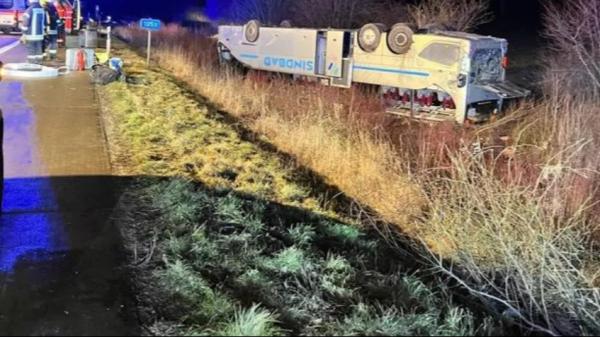 Autobus jadący z Polski do Belgii przewrócił się w Niemczech, 35 osób zostało rannych.  Alfa.lt