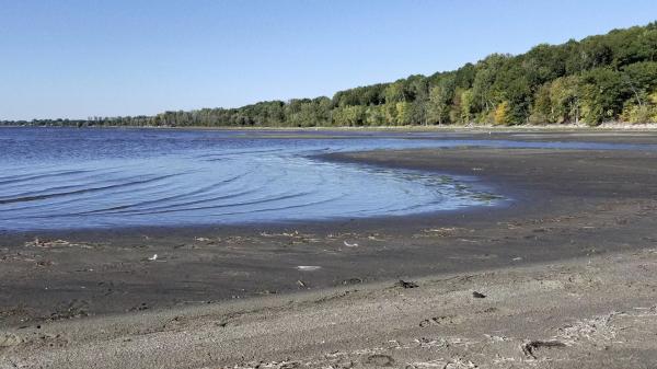 il lago noto come paradiso turistico si è quasi prosciugato e si registra una critica mancanza di precipitazioni.  Alfa.lt