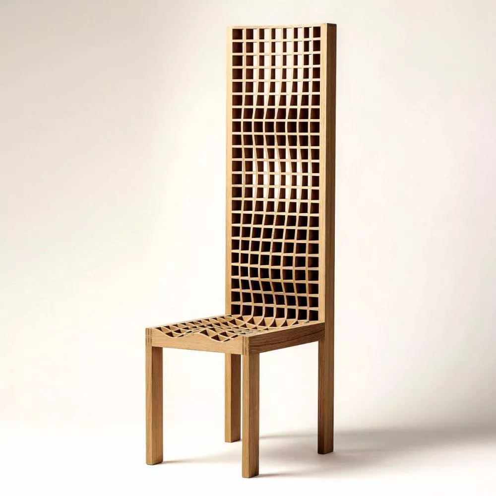 Iš ąžuolo masyvo pagamintas geometrinis kėdės archetipas. Stalius – Sørenas Risvangas.