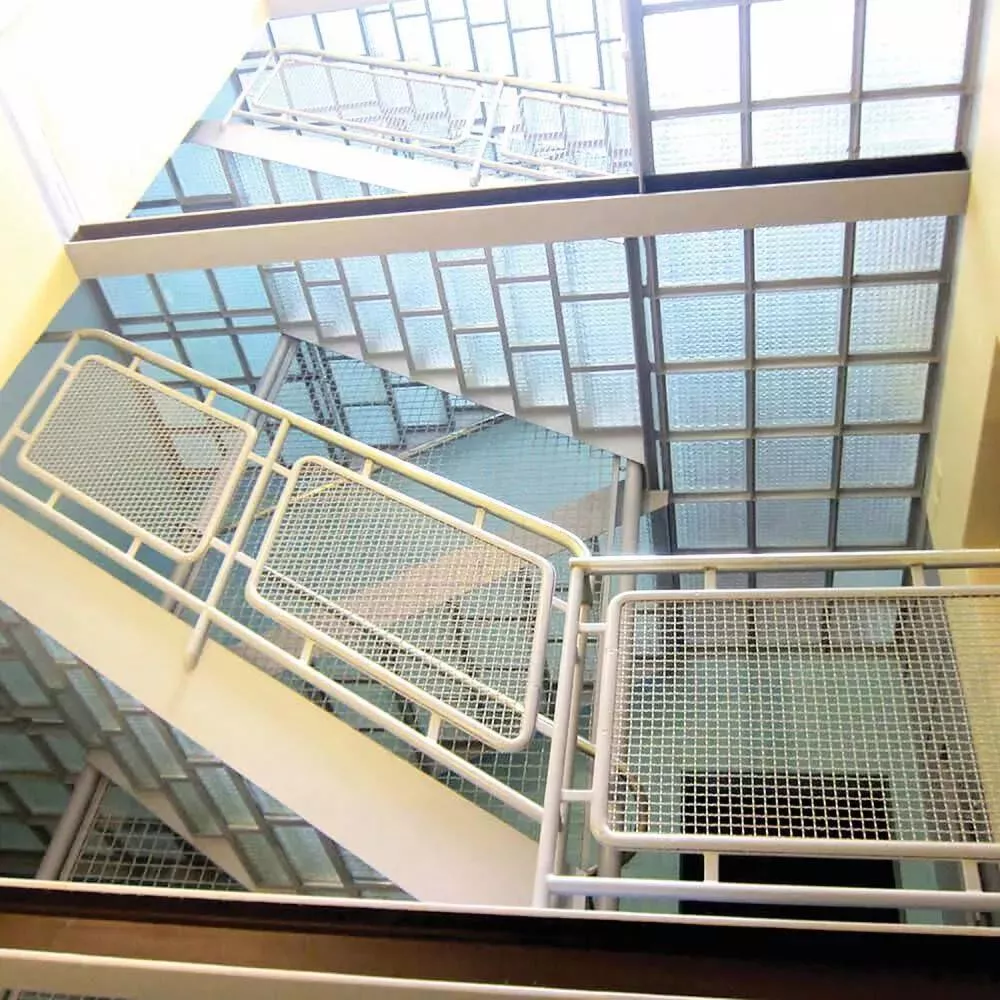 Iš stiklo blokelių suformuoti laiptai ir laiptinės grindys Le Corbusier suprojektuotuose „Ar Immeuble Clarte“ apartamentuose Ženevoje. 