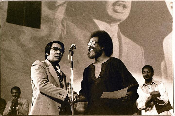 Jimui Jonesui (kairėje) įteikiama pastoriaus Cecilio Williamso Martino Lutherio Kingo jaunesniojo humanitarinė premija, 1977 -- commons.wikimedia.org