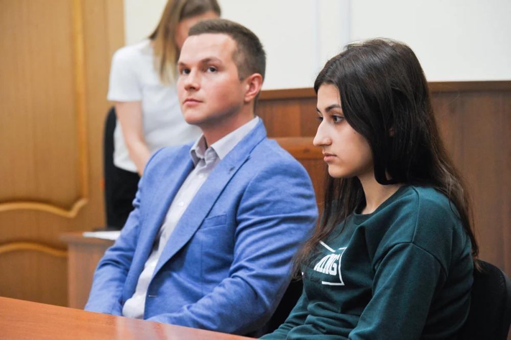 Krestina Chačaturjan ir jos advokatas Aleksejus Lipceris posėdyje dėl jos namų arešto pratęsimo, 2019 m. birželio 26 d. -- Aleksandro Avilovo nuotr.