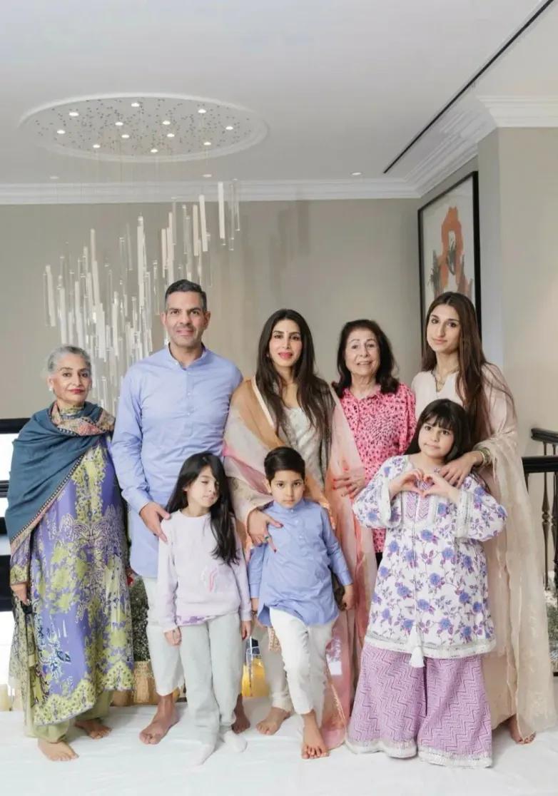 Sanjay Kapooras su šeima -- Instagram