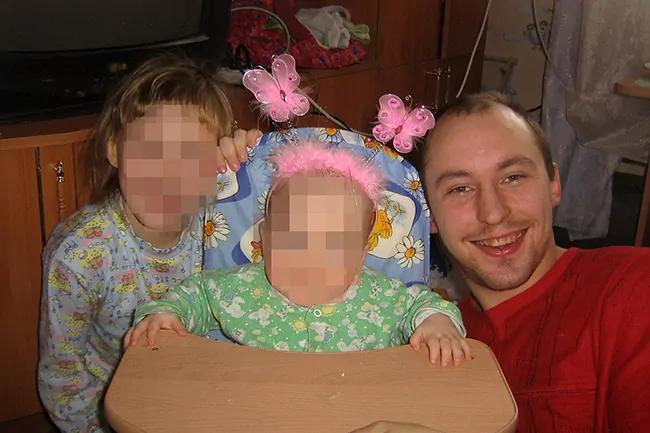 Aleksejus Falkinas su dukromis -- VKontakte