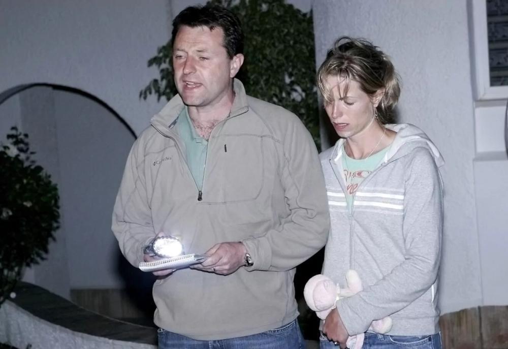 Gerry ir Kate McCann kalbasi su žurnalistais kitą dieną po Madeleine dingimo -- Melanie Maps