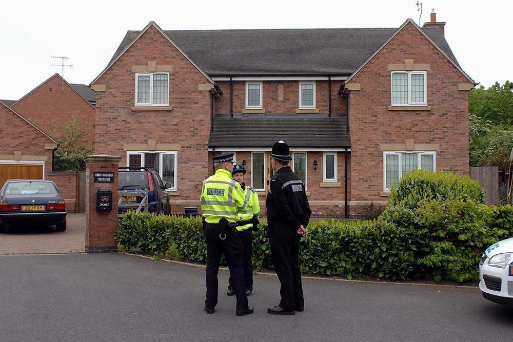 Britų policija prie McCannų šeimos namų Rothlyje -- Reuters