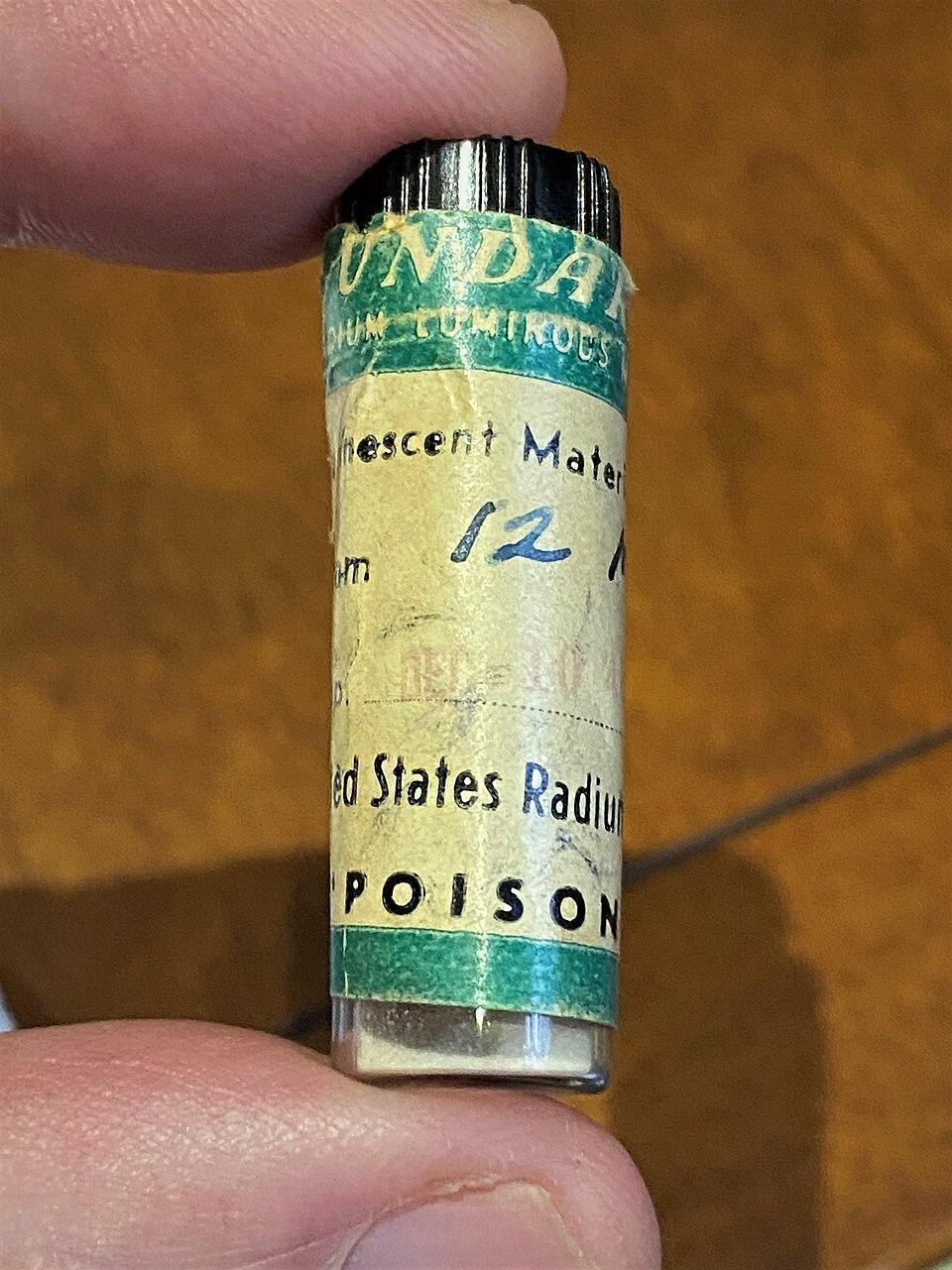 JAV bendrovės „Radium Corporation“ pagaminti liuminescenciniai dažai laikrodžių ciferblatams radžio pagrindu. Apačioje užrašas: „Nuodai“ -- commons.wikimedia.org