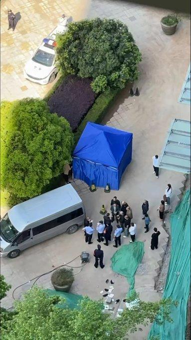 Policija prie Bi Guangjuno kūno -- X