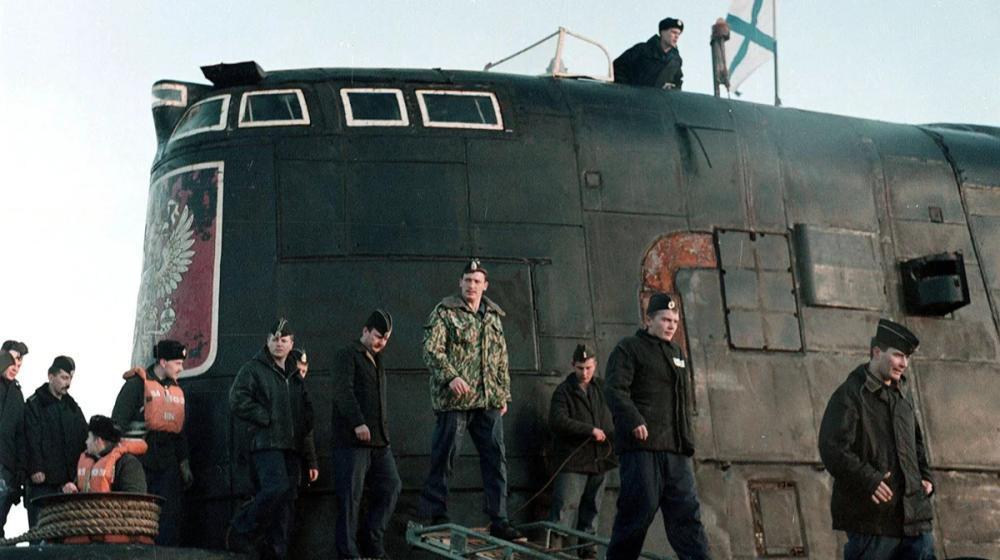 Rusijos karinio jūrų laivyno branduolinio povandeninio laivo „Kursk“ jūreiviai išsilaipina Vidiajeve, Murmansko srityje, 1999 m. spalio 19 d. -- EPA