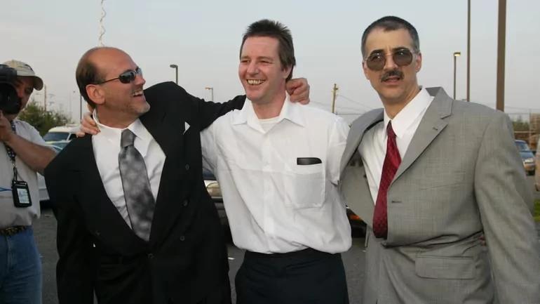 Dennis Halstead,as Johnas Kogutas ir Johnas Restivo po jų paleidimo 2001 m. -- Newsdaily